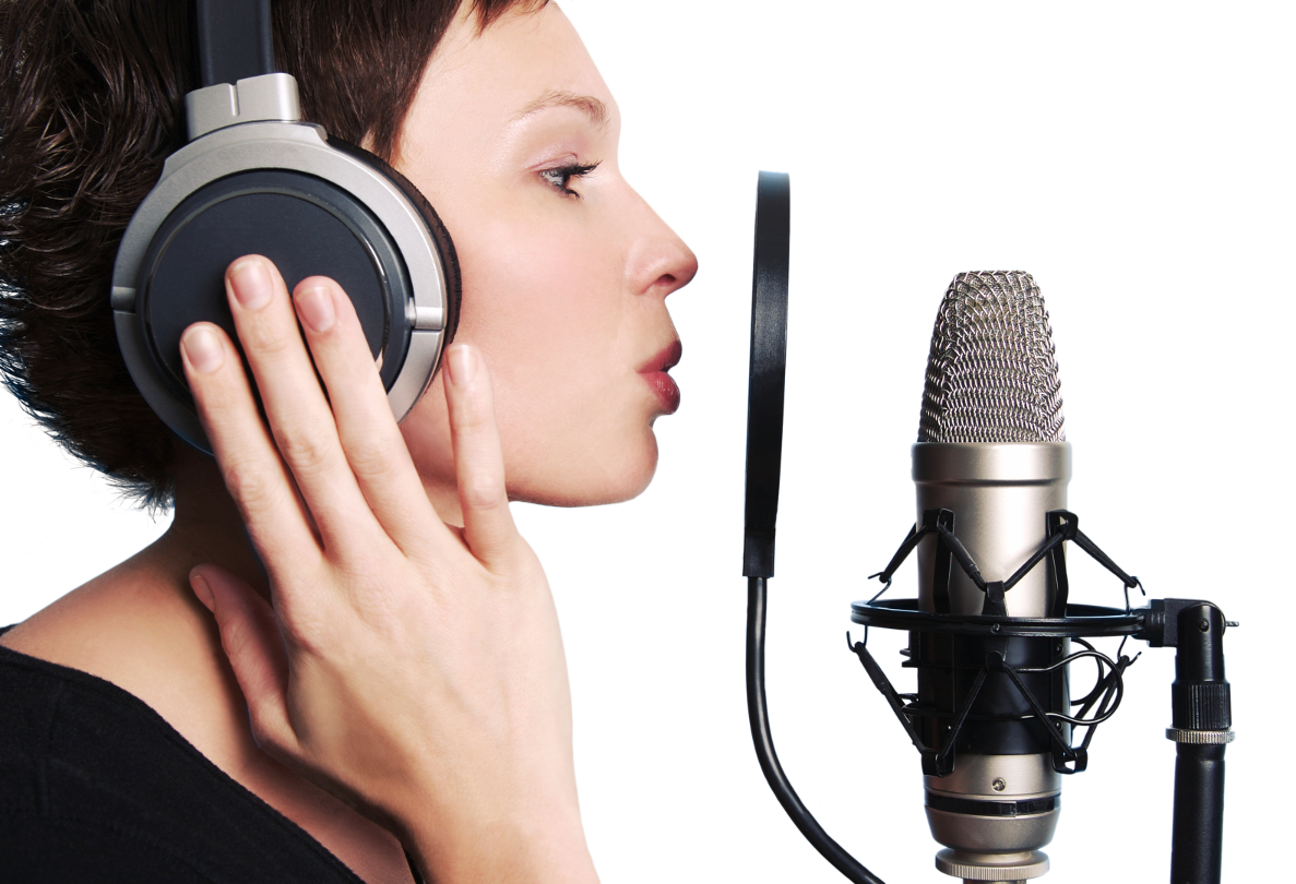 Testimonial Telephone Vox, speaker davanti a microfono professionale