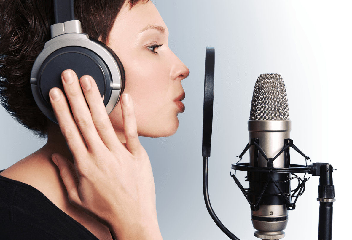 Testimonial Telephone Vox, speaker davanti a microfono professionale